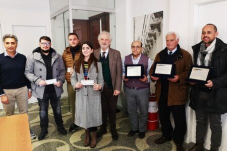GEOMETRI, CONSEGNATE BORSE DI STUDIO DA 500 EURO A 5 GIOVANI NEOABILITATI. RATANO: “UN SOSTEGNO CONCRETO AI PIÙ MERITEVOLI PER AIUTARLI NELL’AVVIAMENTO ALLA PROFESSIONE”